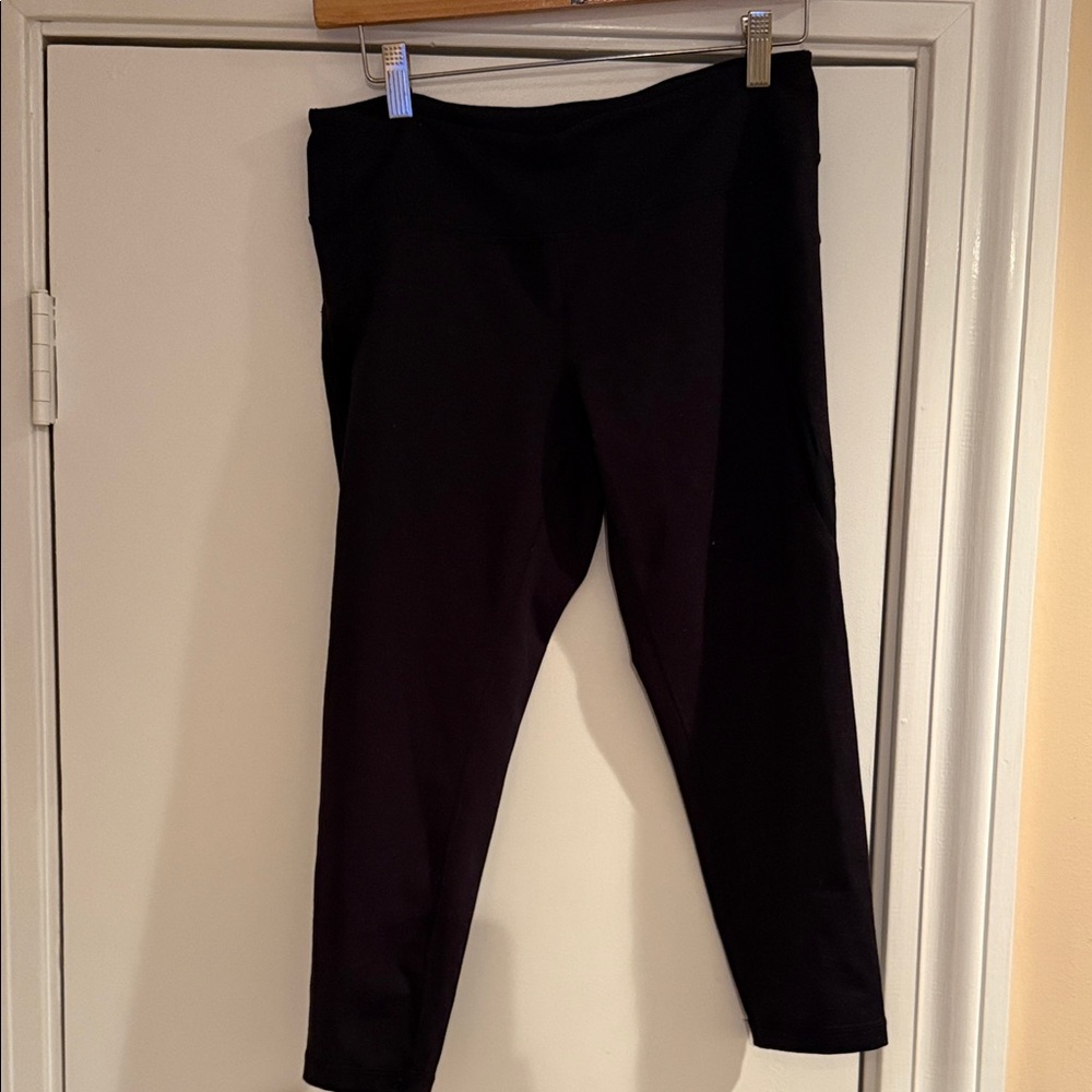 Zella Black Leggings Capri length. Size Medium. Worn once. Great condition.